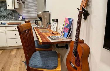 Cozy Downtown Cottage - Parking, Pet Friendly! - Foto 18