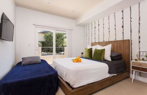 Stylish Home Prime Location with Fireplace & Patio - Foto 19