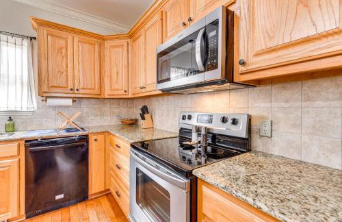 Lakefront Oscar Home with Game Room and Boat Dock! - Foto 10