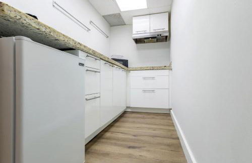 Coastal 2BR Escape | Walk to Beach & 2 Queen Beds - Foto 16