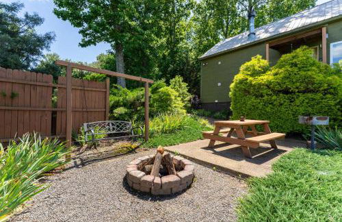 Hoot Owl with a private hot tub - Foto 30