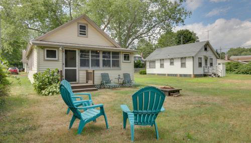 Grandmas Cottage with Sunroom Walk to Beach - Foto 2