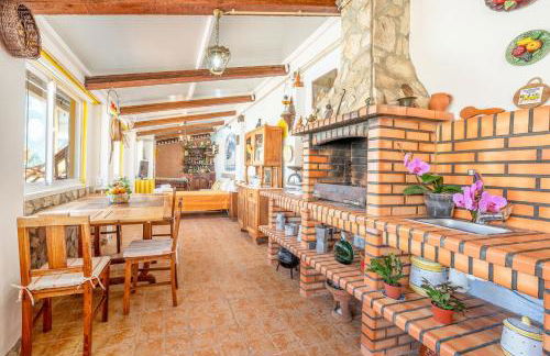 Eclectic oasis with poolside charm in Arranhó - Foto 3