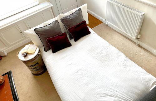 The Racecourse - Quaint Victorian Home With Free Parking - Foto 16