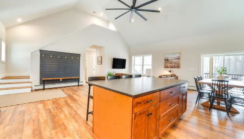 Walk to Beach and Sebago Lake Luxe Family Getaway! - Foto 5