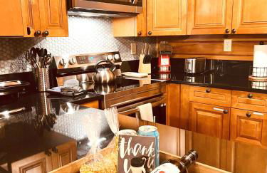 Stylish Forest Lodge with Large Hot Tub, Firepit and Fireplace minutes to Gore Mountain - Foto 19