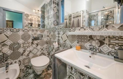 Gorgeous Apartment In Gondolici - Foto 8