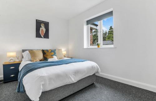 Comfortable 3-Bed Dormer Bungalow Family & Business Friendly - Photo 3