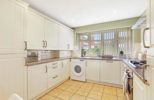 Spacious 4 Bedroom House with Parking - Foto 52