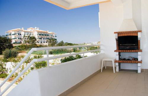 Os Apartamentos A Ramos na Praia da Galé Estão inserido em Condomínio com PISCINA, Fica apenas a 350 Metros da Praia da Galé - Apartamentos com Ar Condicionado tanto nos Quartos como na Sala, Smart TV com Prime Vídeo e Cozinha Completa - Foto 31