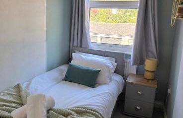 Stylish 3-Bed Home with Parking - Ideal for Long Stays - Photo 24