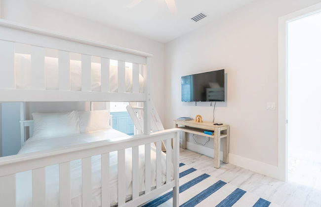 Sparkling new Vanderbilt Beach Luxury Escape - Photo 19