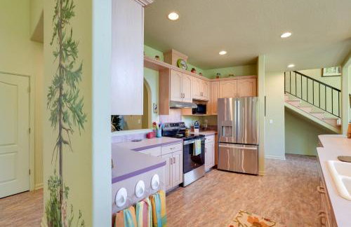 On McKenzie River! Home with Scenic Sunroom - Foto 11