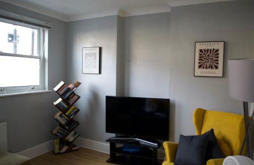 Stylish 2-Bed Garden Flat, 5 Mins to Brixton - Photo 60