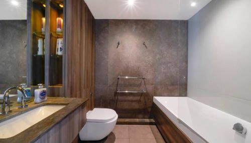 One bedroom apartment with balcony and concierge , station and shops 2min walk - Foto 4