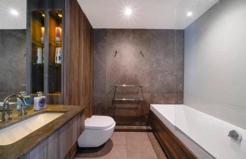 One bedroom apartment with balcony and concierge , station and shops 2min walk - Foto 4