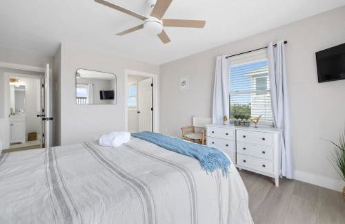 Elegant Updated Oceanfront Home with Pool & Hot Tub - Photo 50