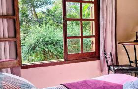 Refúgio em Macacos para até 12 hóspedes com piscina aquecida, 5 suítes e riacho - Foto 42