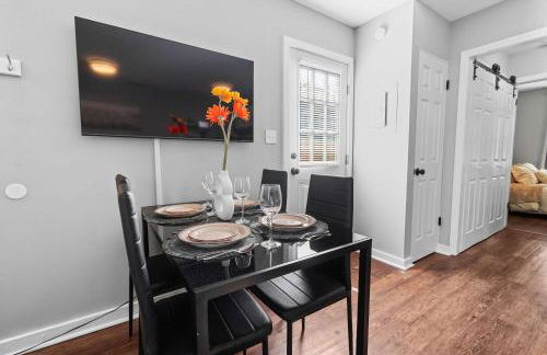 5 Min to Downtown - 7 to Duke - Washer and Dryer - Photo 6