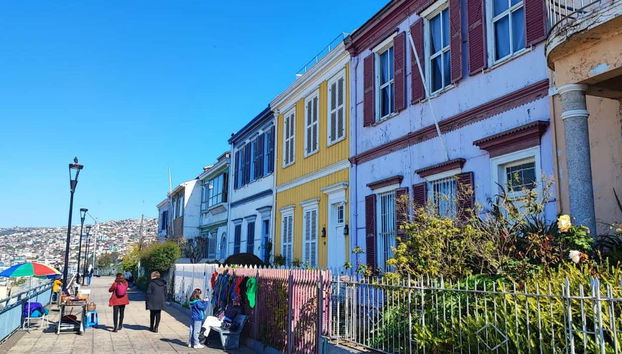 Admire the colorful houses of Valparaíso