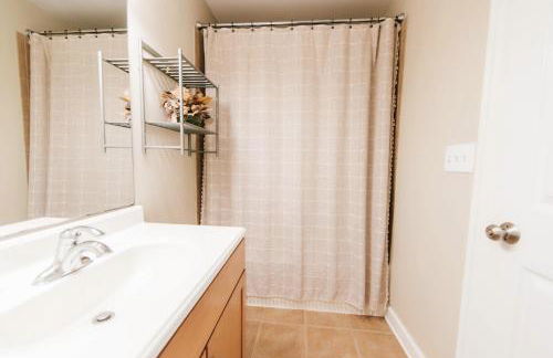 Cozy Cottage - Walk to Campus, Stadium, Downtown - Foto 24