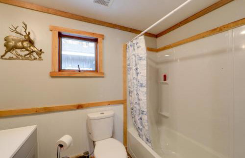 Love Shack Retreat Cabin with Deck and Yard! - Foto 16