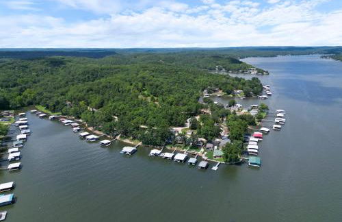 Pet-Friendly Lakefront Home in a Quiet Cove w/ Netflix, Outdoor Seating, Boat Slip - Foto 47