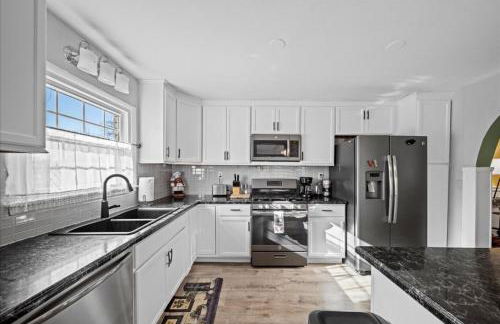 3BR Overland Park Home with Patio and Waterfall Pond - Foto 24