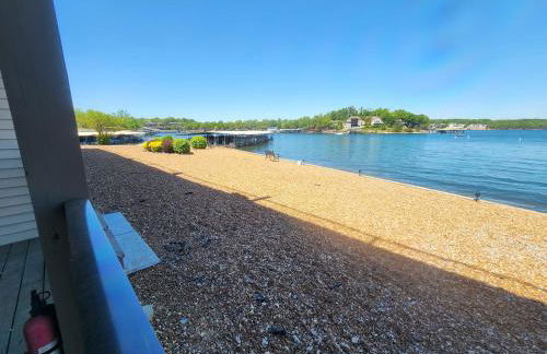 Lakefront condo with a VIEW Osage Beach - Foto 20