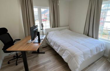 Modern Europe-Inspired Bungalow - Whole House with Workspace - Foto 4