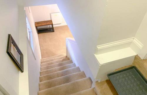 Rare Find Spacious Basement Apartment with Parking - Foto 5