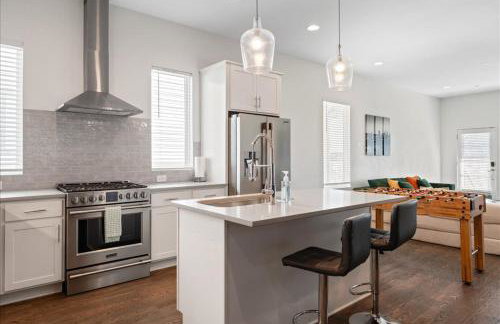 Nash House & Bars of Broadway with Patio Bar and Views! 8min Downtown! Sleeps 12! - Foto 29