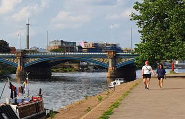 Spacious 2 Bed Village Flat sleeps 4/6 - Photo 25