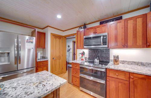 Creekside Family Retreat by Waterfalls and Hiking! - Foto 10