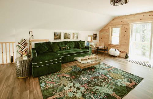 Luxe Modern Cabin with Pond, Fire Pit, Hiking, near Bethel Woods - Foto 21