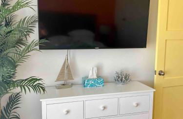 Nautical Endeavors Beach House Steps from Surf - Foto 25