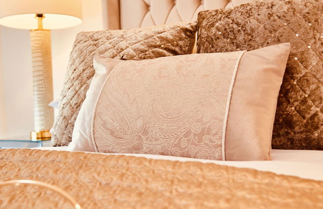 Deluxe City Centre Apt Balcony & View & Free Parking - Photo 4