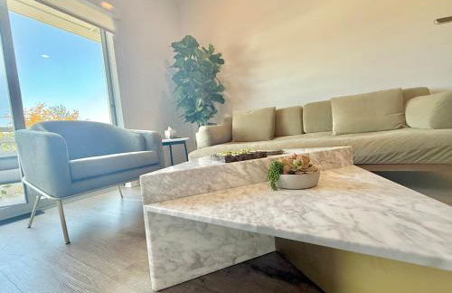 Designer Silver Lake Stylish One Bedroom with Parking - Photo 2