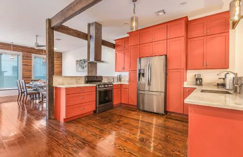 Spacious Loft-Style 3BR Townhouse by Hosteeva - Photo 18