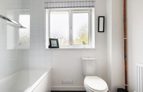 The Old Salt Store, 2 bed apartment with stunning river view - Photo 31