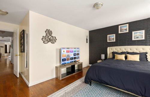 Newark Gem Pearl 3BR, 2BA - Sleeps 10 - Walk to Prudential Center and Newark Penn Station, Near EWR and American Dream Mall, includes WiFi - Laundry - Backyard - Gym - Foto 16