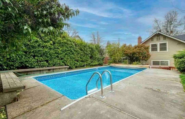 Medford Home and 2 Condos With Pool and Hot tub - Photo 37