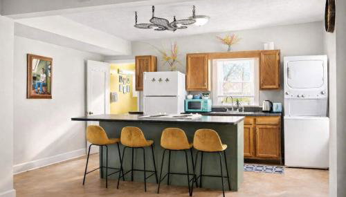 Cozy Downtown Stay w Private Backyard & Parking - Foto 2