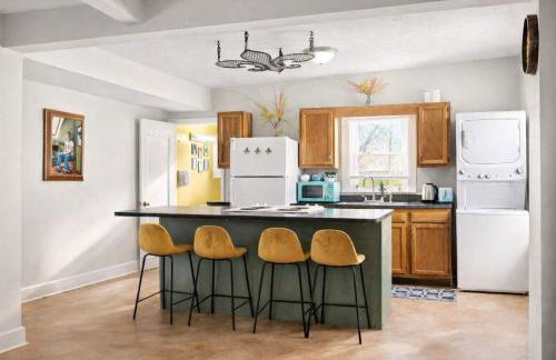 Cozy Downtown Stay w Private Backyard & Parking - Foto 2