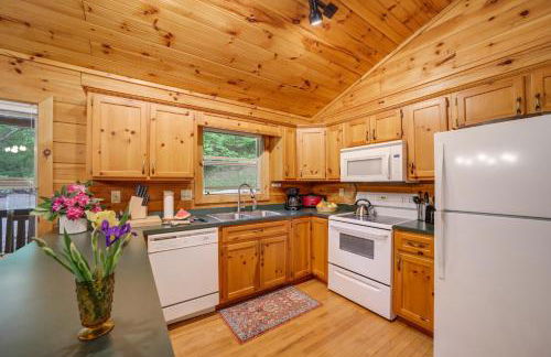 Peaceful Smoky Mountain Cabin with Deck and Fire Pit! - Foto 8