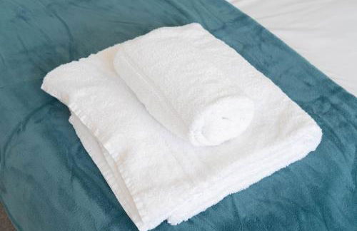 Beautiful and comfortable home away from home with free parking, fast wifi and white crisp hotel standard linen hosted by Our Home Short Stays - Photo 28