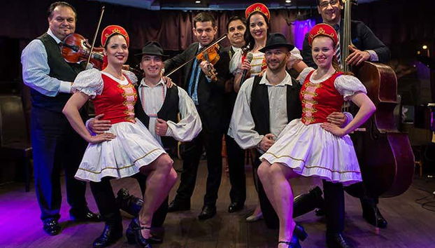 Músicos e dançarinos folclóricos