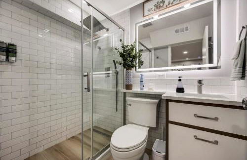 Modern 5BR, Kid-Friendly Home In Poconos with Pool Table - Foto 55