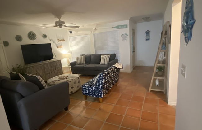 Tropical Theme Home Steps from the Beach - Foto 6