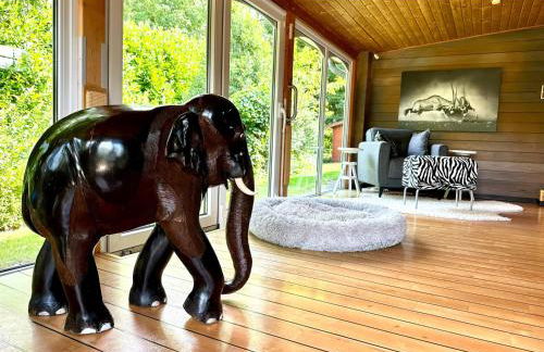 Lodge of Africa - einzigartige Themenzimmer, eingezäunten Garten, Sauna, Whirlpool & Kamin, Hunde willkommen, Gasgrill, voll ausgestattete Küche, großer Essbereich, Hamburg & Stade in der Nähe - Photo 1